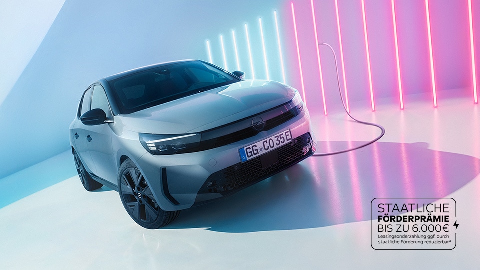 Vordere Seitenansicht eines silbernen Opel Corsa Edition