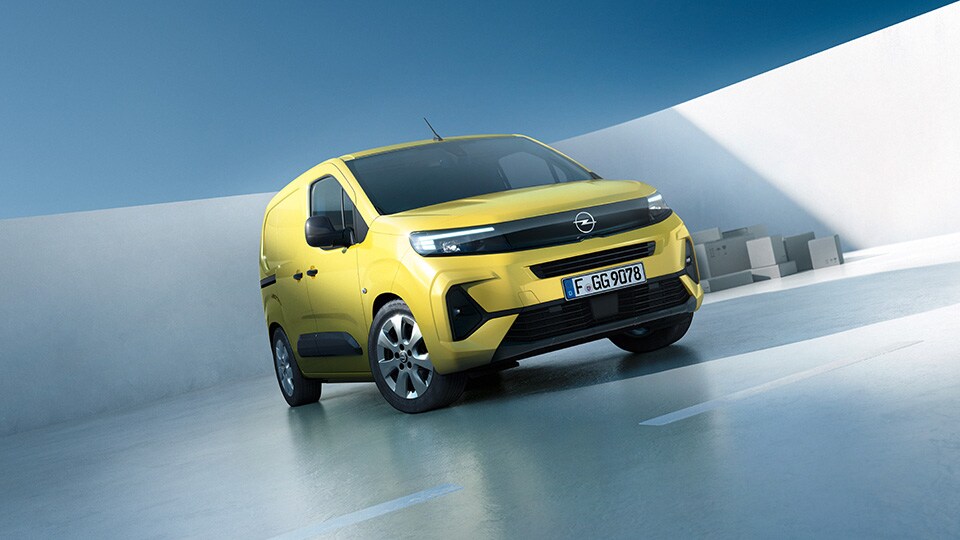 Frontansicht von rechts eines gelben Opel Combo Cargo.