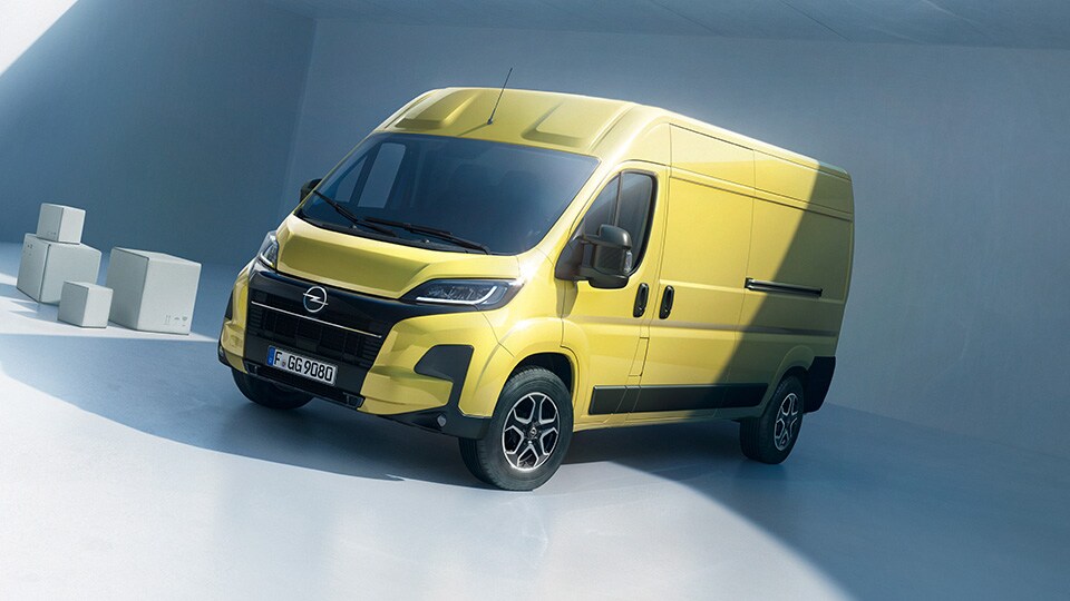 Frontansicht von links eines gelben Opel Movano.