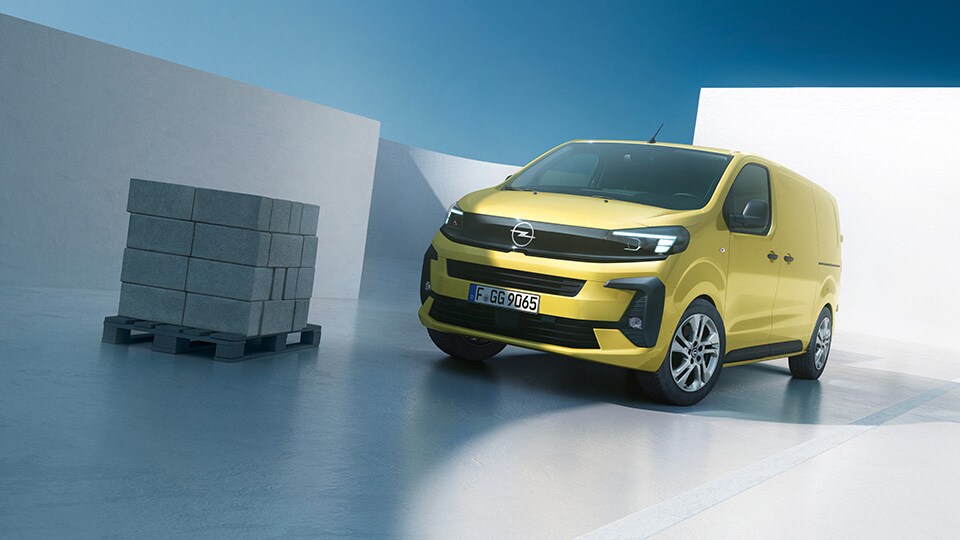 Frontansicht von links eines gelben Opel Vivaro.