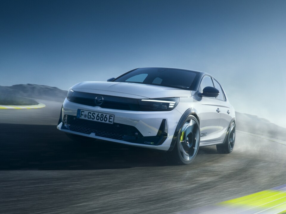 Corsa GSE auf einer Rennstrecke