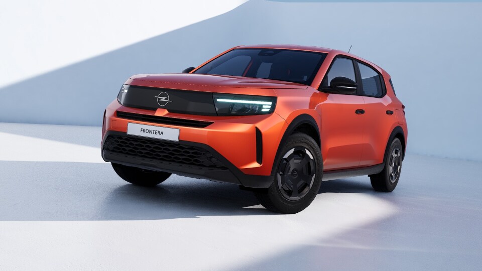 Seitenansicht eines orangefarbenen Opel Frontera