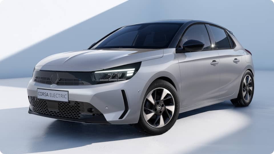 Vordere Seitenansicht eines silbernen Opel Corsa GS