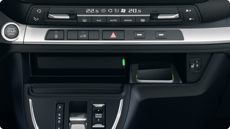 Die Mittelkonsole des Vivaro mit Klimaregelung und Smartphone-Ladeanschluss