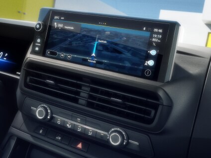 Nahaufnahme der Mittelkonsole des Vivaro mit dem Touchscreen-Navigationssystem und den Bedienelementen für die Klimaanlage.