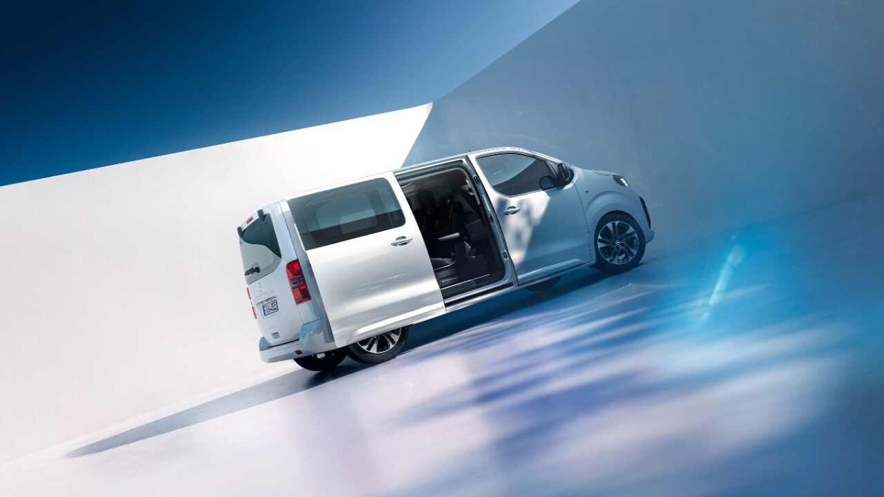  Seitenansicht des Opel Zafira Electric Electric in Weiß, die Schiebetür ist offen