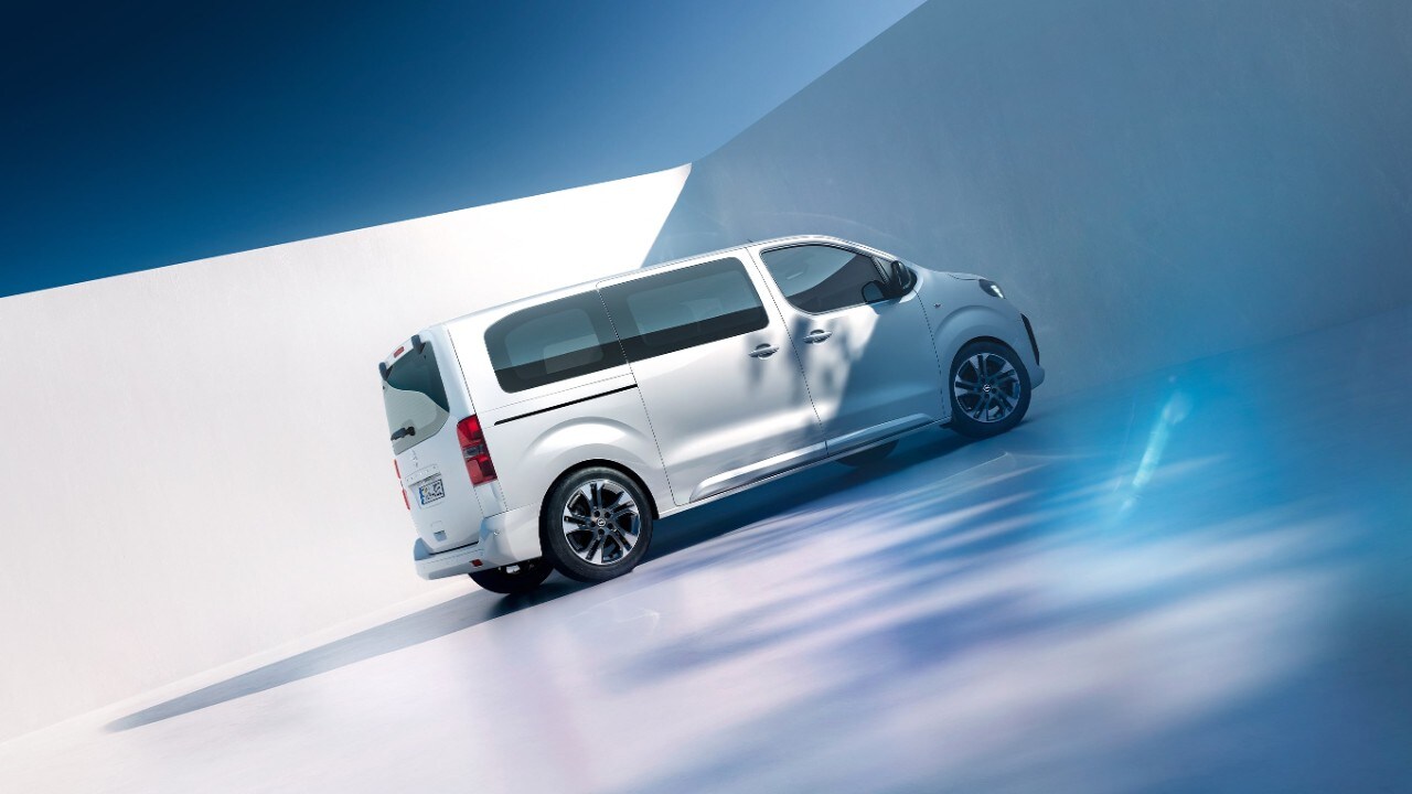  Seitenansicht Opel Zafira Electric Electric in Weiß vor hellem Hintergrund